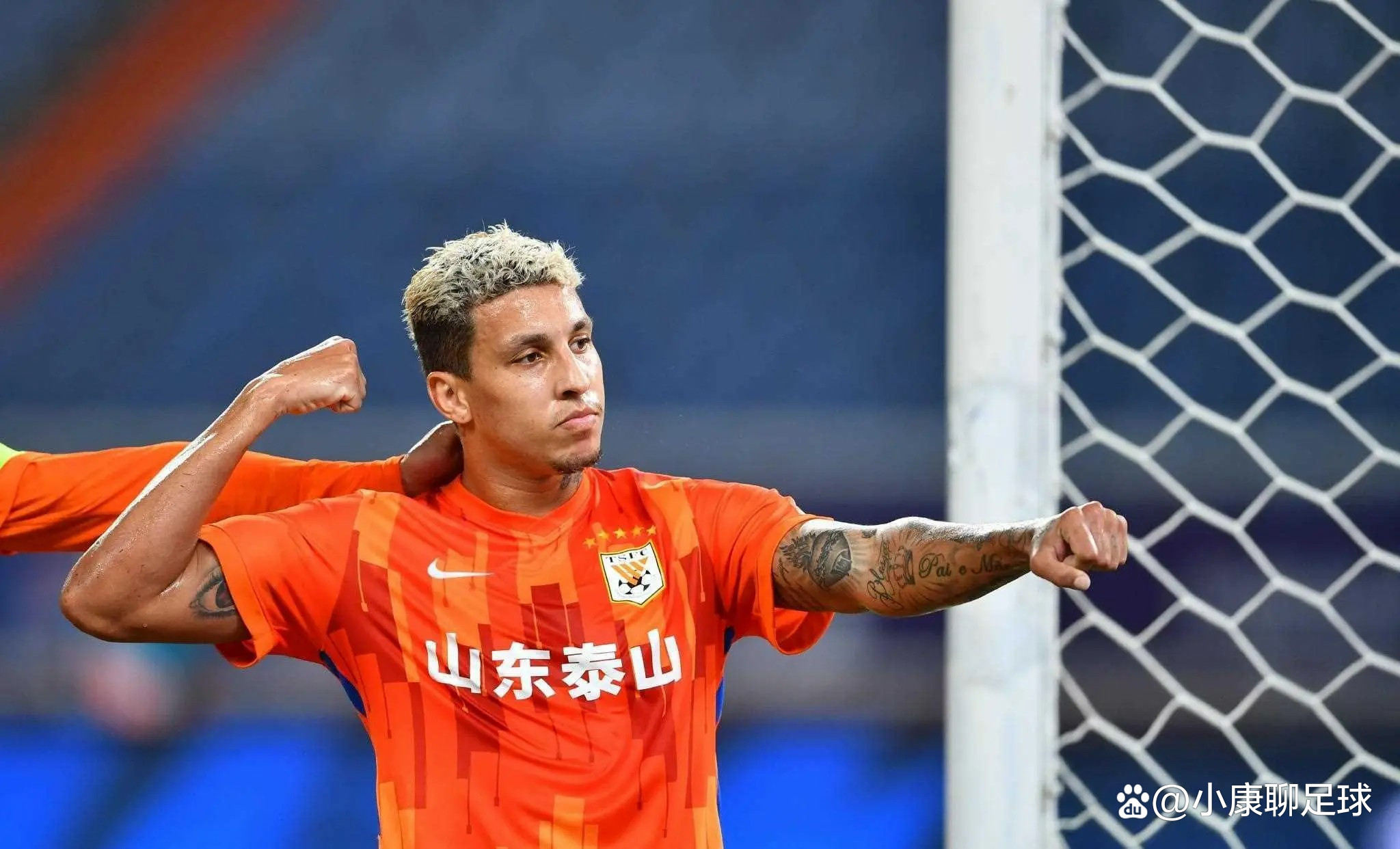 包含山东泰山今晨更衣室发声，志在英超名次提升，更衣室稳定，球队文化再被提及的词条