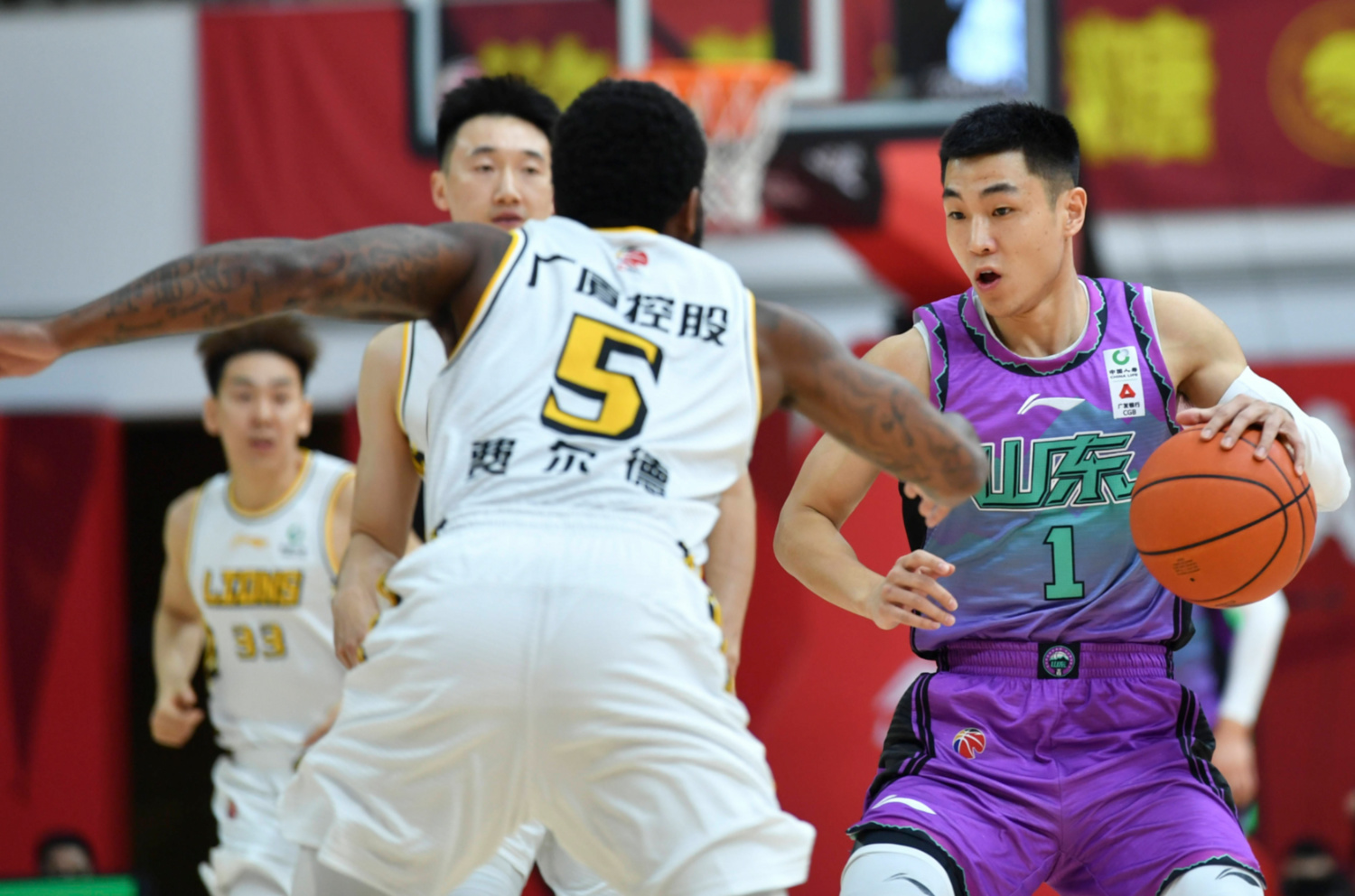 转会期全明星赛焦点战，山东男篮战术微调，管理层满意，训练强度明显提升的简单介绍