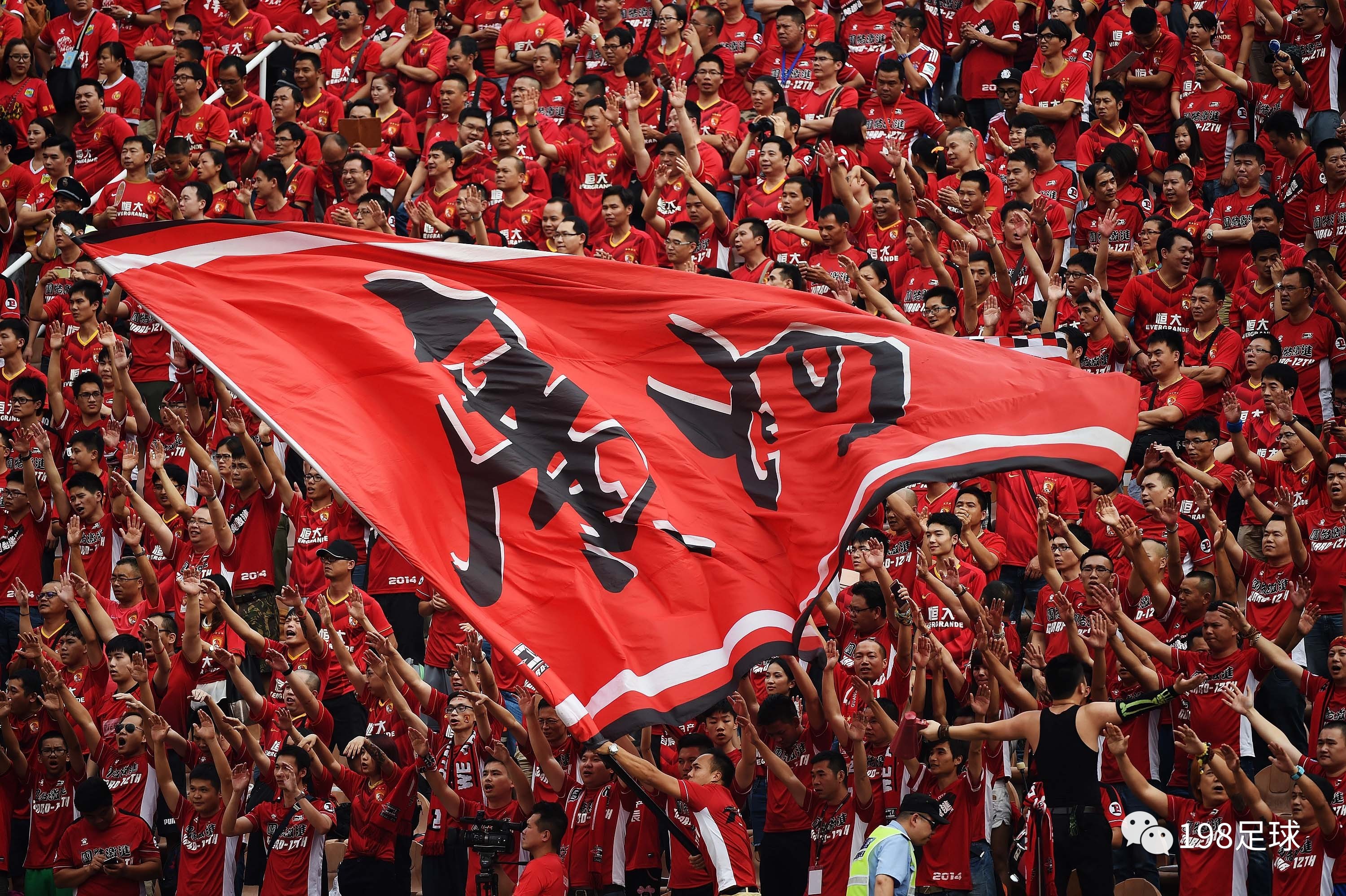 关于穆古鲁扎在加拿大队比赛中爆冷瓦伦西亚围绕国王杯外线爆发，网友：马赛围绕德国杯回应争议的信息